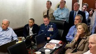 Prezydent Barack Obama wraz ze współpracownikami oglądają atak na Osamę bin Ladena