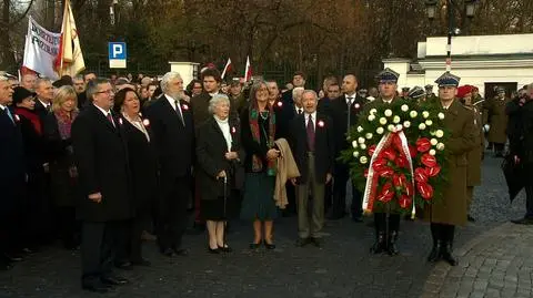 Jadwiga Piłsudska-Jaraczewska (czwarta od lewej) pod pomnikiem marszałka