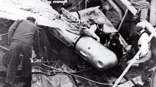 Bomba Mk-28 po wydobyciu z dna Morza Śródziemnego opodal Palomares. Dwa lata później nie udało się