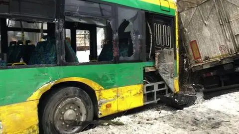 Autobus zderzył się z ciężarówką. Ranni kierowcy i pasażerowie