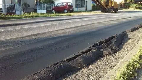Droga po remoncie wytrzymała kilka godzin. "Asfalt wylewa się na chodnik jak lawa"