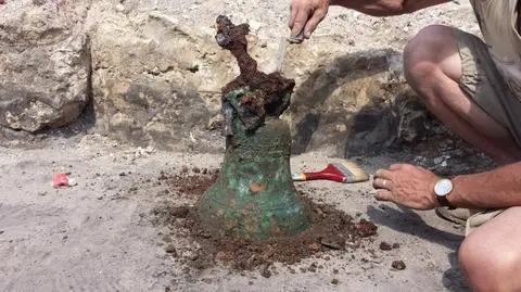 Remontowali rynek. Odkryli dzwon sprzed 400 lat
