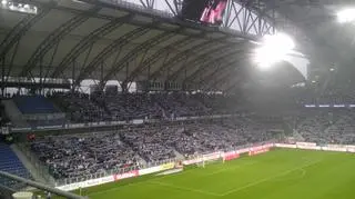 Klub apeluje do kibiców o ubranie się na biało lub niebiesko