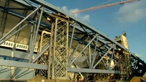 Operacja podnoszenia dachu stadionu