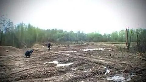 Szczątki mieszają się 
ze śmieciami
