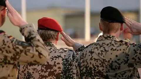 Ktoś odkręca koła żołnierzom Bundeswehry