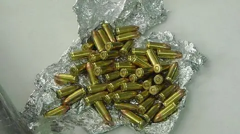 Przesyłka z ubraniami, a w niej amunicja do pistoletu