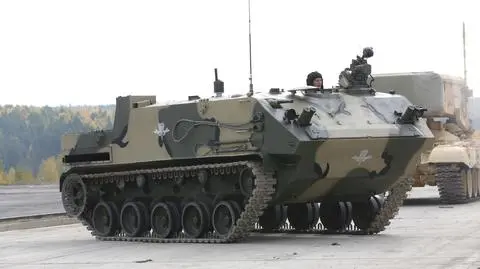 Rosyjskie transportery opancerzone w Symferopolu. Materiał z lutego 2014 roku