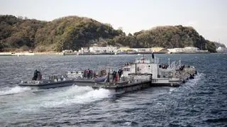 US Navy pomagała między innymi transportując wodę do chłodzenia uszkodzonych reaktorów w Fukushimie