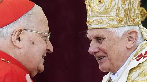 Kardynał ubiegł i bronił papieża. 
Zburzony porządek ceremonii