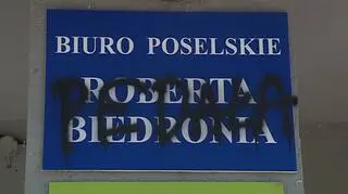 Biedroń nie zamierza usuwać napisu z tablicy przy swoim biurze w Gdyni