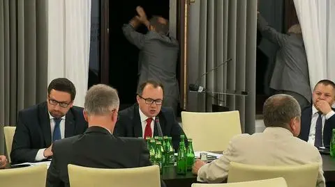 Adam Bodnar zareagował na dobiegające zza okna skandowanie protestujących