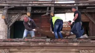 Zmumifikowane zwłoki zostały znalezione na strychu budynku przeznaczonego do rozbiórki