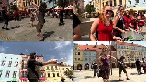 Tańczą, bębnią, żonglują czym popadnie. 
Już po raz ósmy