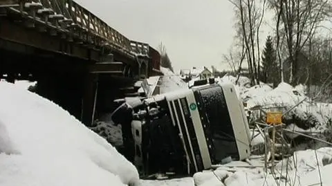 Tir runął z mostu