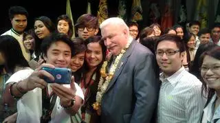 Lech Wałęsa w gronie filipińskich studentów