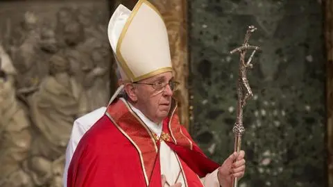 Franciszek sprzedaje swoje prezenty i wspiera najuboższych