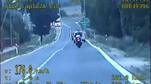 Motocyklista przekroczył prędkość o 126 km. Wiózł pasażera