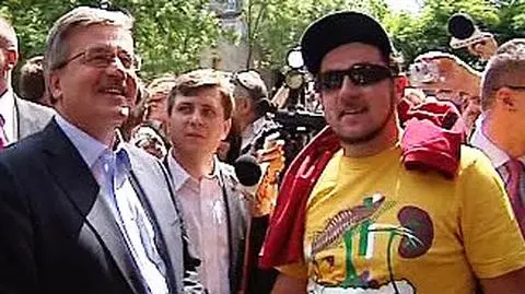 Komorowski u graficiarzy. "Może coś pomalować?"