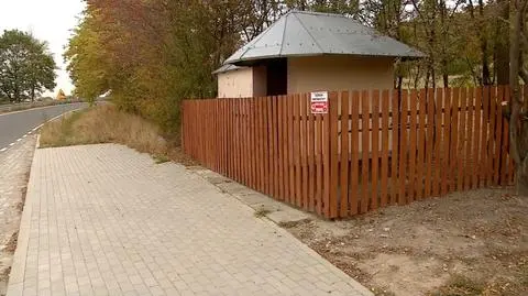 Właściciel terenu ogrodził przystanek płotem