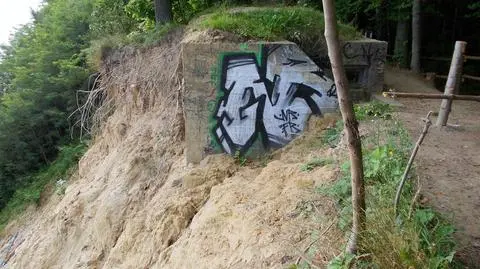 Zepchną bunkier z 30-metrowego klifu.
Prosto na plażę 