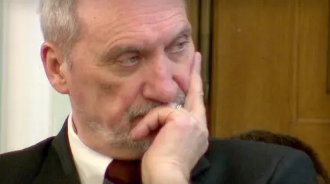 Macierewicz zgłasza do prokuratury zniszczenie meldunków z 2010 r.