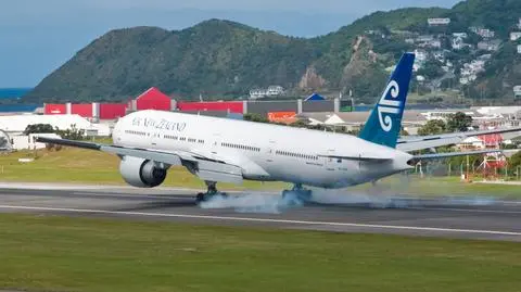 Pilot zasnął podczas lotu nad Atlantykiem. Dwa razy