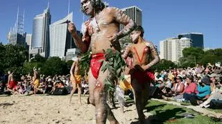 Wylegiwanie się na plaży, piknik z balonami, regaty – tak Australijczycy obchodzą swoje najważniejsze święto narodowe: rocznicę powstania pierwszej kolonii na kontynencie. (APTN)