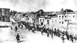 Na zdjęciu kolumna ormiańskich więźniów w IV 1915 r