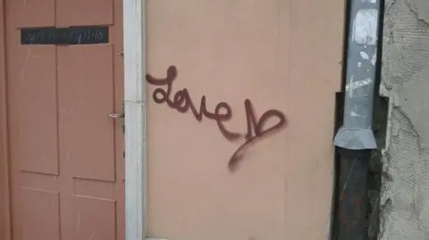 Studentki od "love" na murach chcą same naprawić szkody