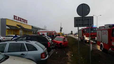 Stracił panowanie i skasował trzy auta