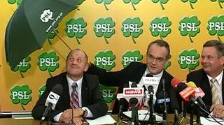 Kampania gadżetowa liczy się w kraju coraz bardziej. Zaczęło się od niszczarki Ziobry, później były tabletki uspokajające, czekolady, bochenek chleba i wiele innych. Prezes PSL Waldemar Pawlak nie chciał być gorszy i też pokazał gadżet - uniwersalną, pogodowo-polityczną parasolkę. (TVN24)