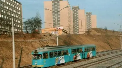 W 1997 otwierał szybki tramwaj.
Teraz idzie na złom.