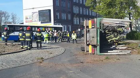 Ciężarówka z drewnem przewróciła się na rondzie w Żaganiu