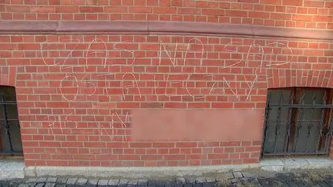 Obraźliwy napis na fasadzie budynku prokuratury