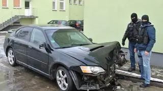 Kierowca uciekając przed policją uderzył w drzewo