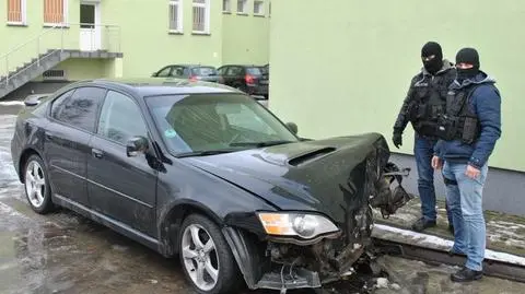 Uciekał przed policją, uderzył w drzewo. Poszukiwany w całej Europie