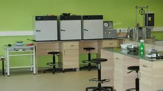 Studenci będą badać grunt na nowoczesnym sprzęcie w laboratorium