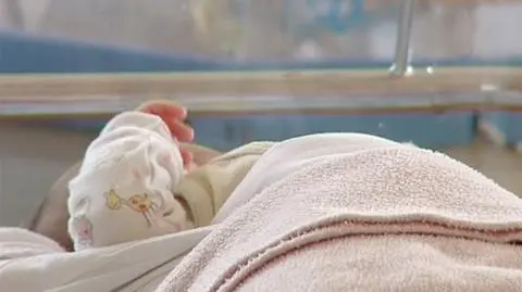 Pijana matka: "Dziecko spadło z wersalki na podłogę"