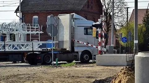 Kierowca tira wjechał pod rogatki. Dostał mandat