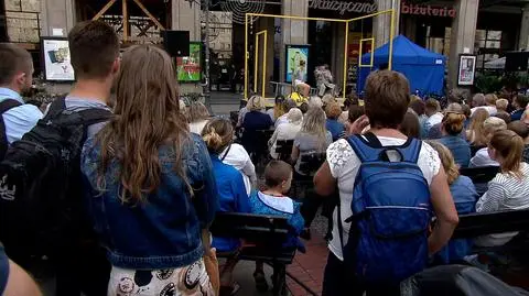 "2 000 000 STEPS" by Krystyna Janda&#039;s Polonia Theatre in the middle of Constitution Square