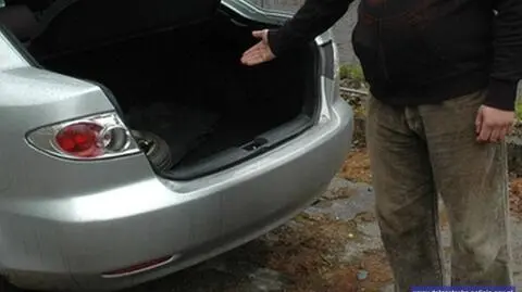 33-latek za to, że groził dwóm mężczyznom trafił do bagażnika