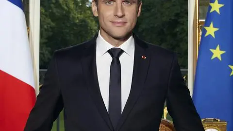 Pałac Elizejski pokazał, jak Macron sam porządkuje biurko do zdjęcia