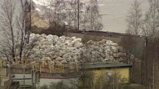 14.05 | Tysiące ton HCB, rakotwórczej substancji przywiezionej z Ukrainy, zrzucono pod płotem spalarni odpadów w Gdańsku. HCB może uszkadzać wątrobę, system immunologiczny i ogranicza wzrost liczby urodzeń. Hałda worów z niebezpieczną substancję znajduje się w odległości 100 metrów od Bałtyku. (UWAGA! TVN)