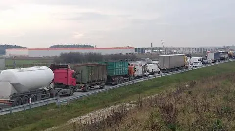 Zderzenie busa z samochodem osobowym. Utrudnienia na A1