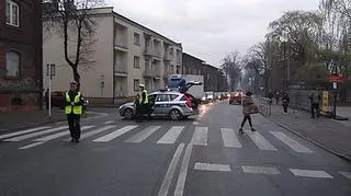 Pieszy przechodził przez pasy. Potrąciły go dwa samochody 