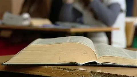 Symulowanie seksu oralnego na butelce na lekcji religii?