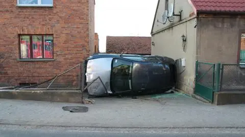 Kunowo: Położył auto między domami