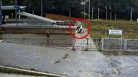 Brutalna bójka. Odciągnął pobitego sprzed nadjeżdżającego pociągu

