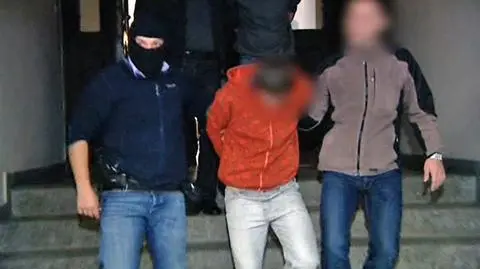 Kazali wykopać grób, wyrwali zęby, obcięli palec. Sześć osób z zarzutami